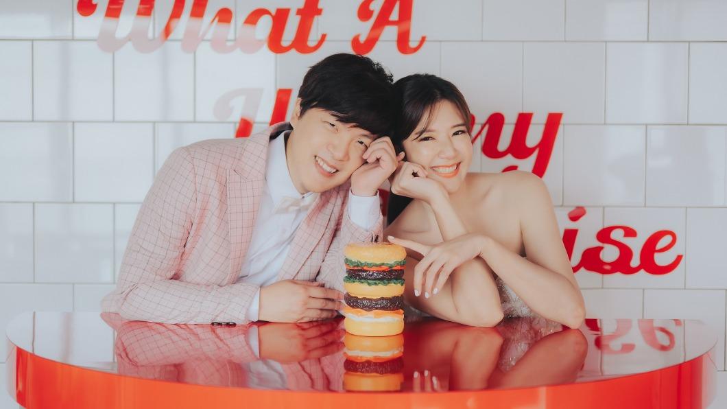 鄭亦真(右)宣布結婚。(圖/中天提供)
