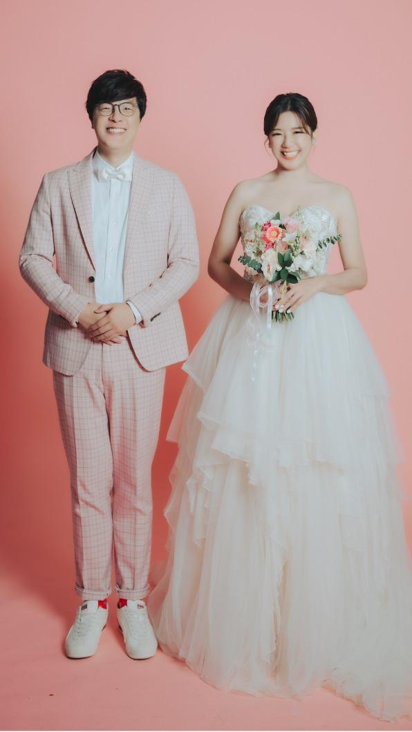 鄭亦真(右)宣布結婚。(圖/中天提供)