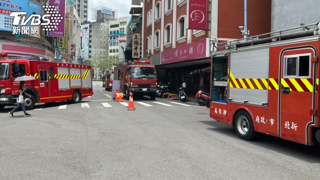 警消獲報趕抵現場時，行員已拿滅火器撲滅。（圖／TVBS）