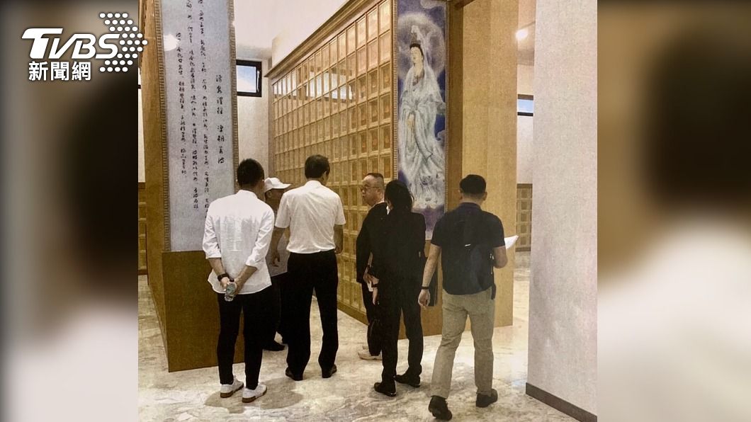 李瑞祥曝光10月6日他去高鐵載陳文禹、李偉智去納骨塔時的照片,他說當時看完之後陳文禹說塔蓋得很好,還說如果在台北一個塔位可以賣50萬。(圖/謝龍介提供)