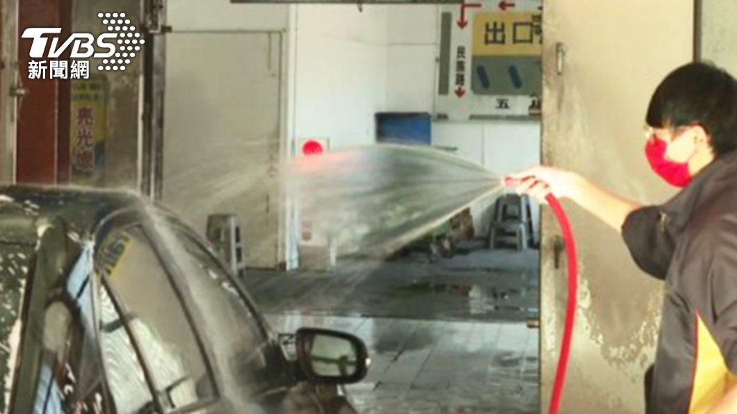 無論晴雨,洗完車後最好也別忘了要打蠟,讓漆面多一層防護。(圖/TVBS)