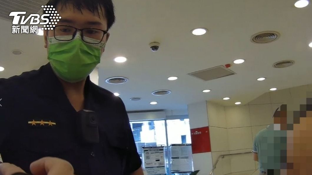警員到場了解原委後,馬上斷定是詐騙手法,耐心地向劉女解釋。(圖/TVBS)