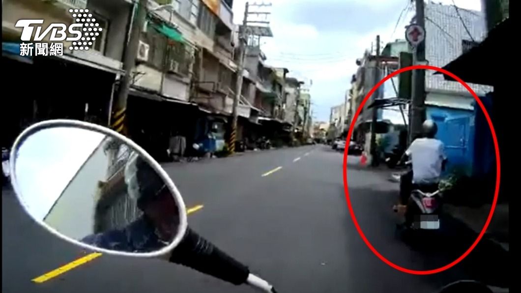 張男側柱沒踢，騎車搖晃被攔。（圖／TVBS）