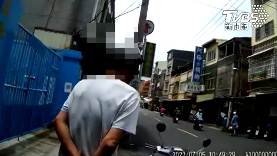 張男認為警察得理不饒人，拒絕酒測。（圖／TVBS）