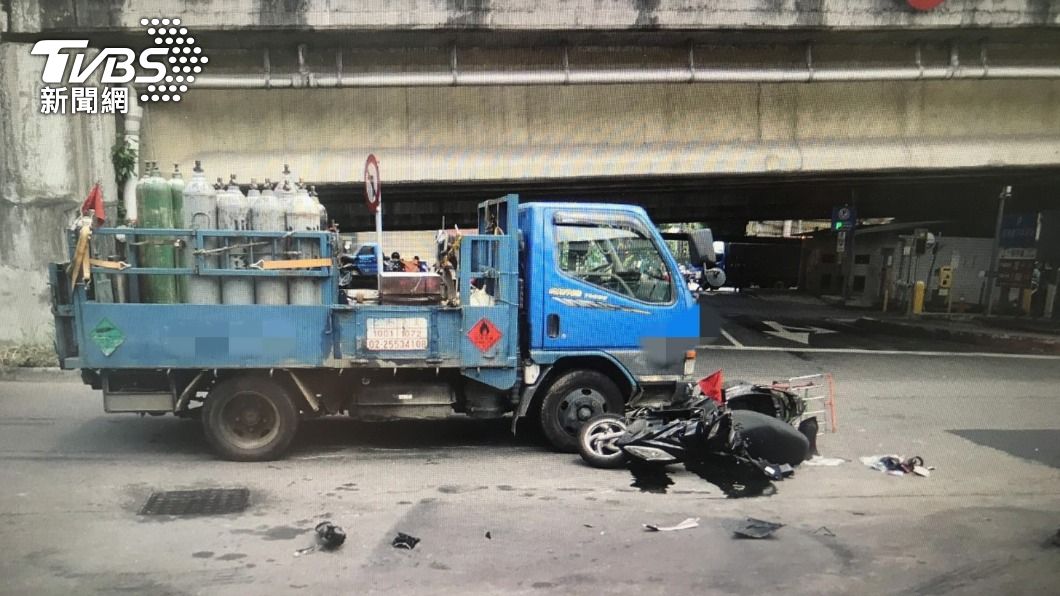 機車、貨車路口碰撞　騎士重摔昏迷　搶救22小時不治