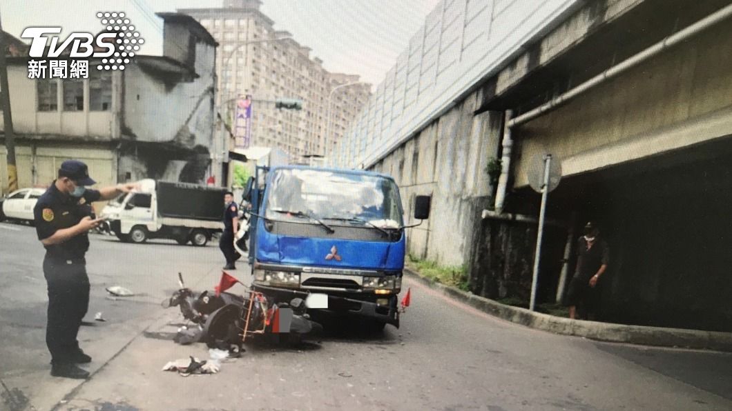 機車、貨車碰撞,警方獲報到場調查。(圖/TVBS)