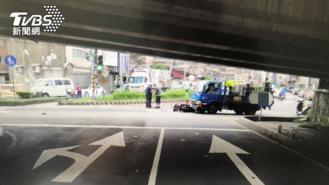 機車、貨車在路口發生碰撞,騎士傷重身亡。(圖/TVBS)