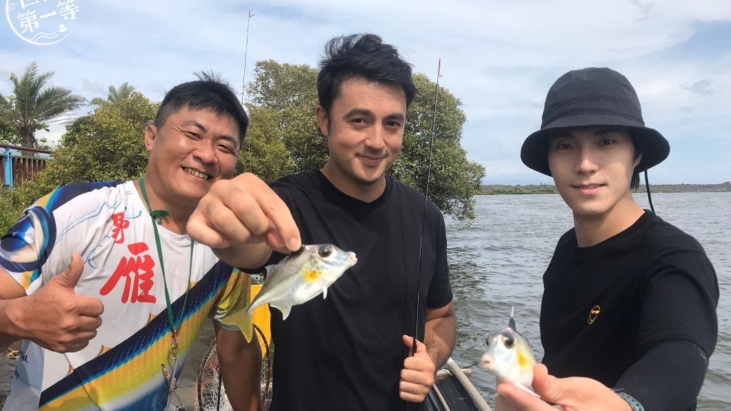 班傑（中）用一語雙關的方式笑稱自己不會「釣魚」，只愛老婆。（圖／八大提供）