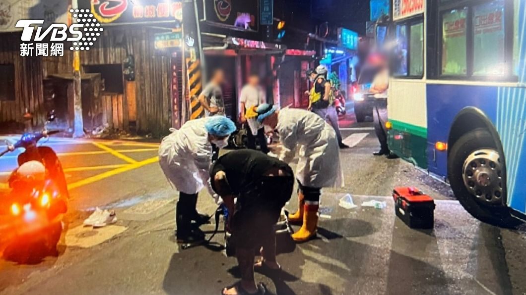 差一點輾過去!客運左轉機車直直撞 女乘客噴飛躺車前