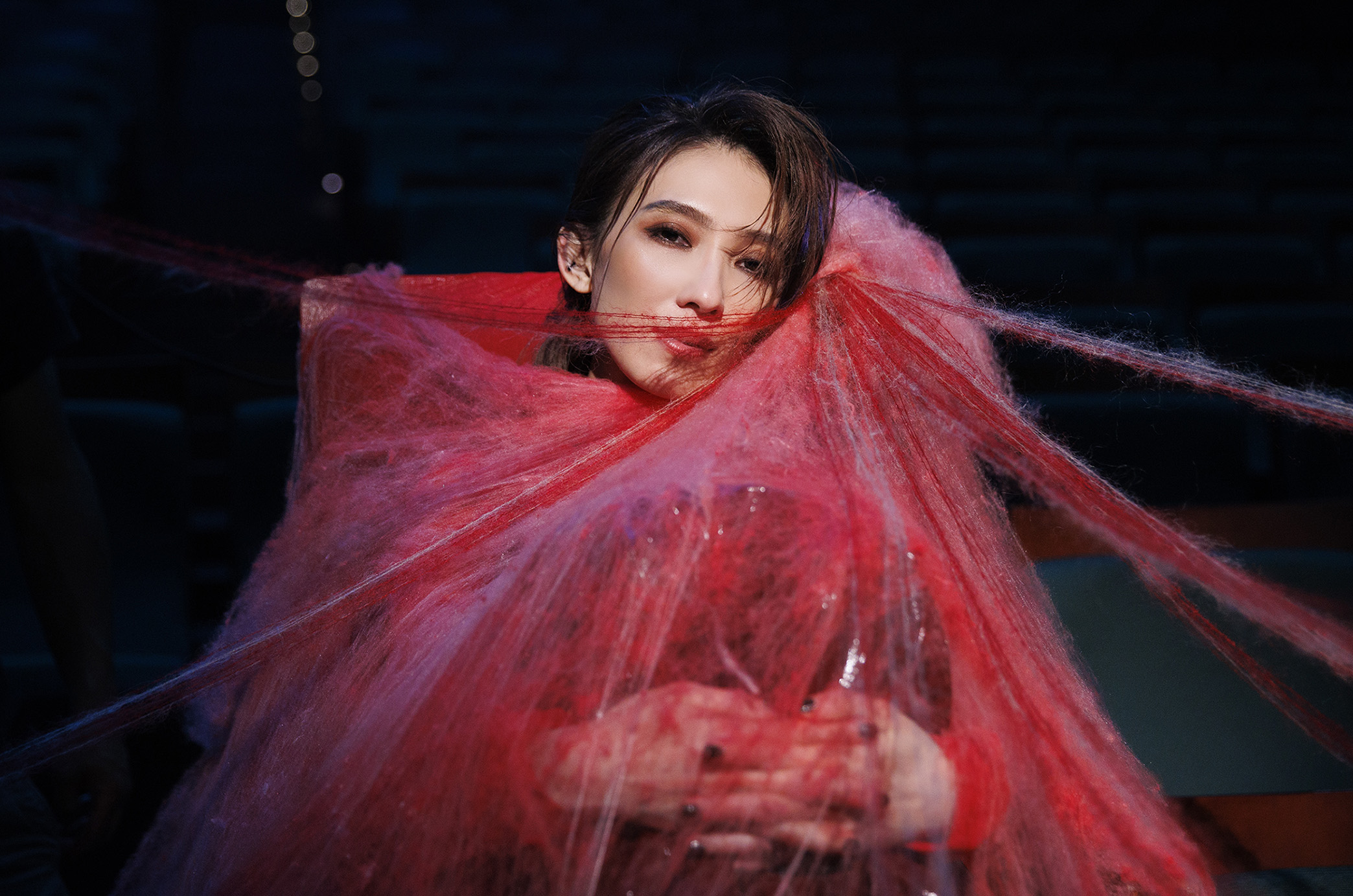 MV中的戴佩妮被笑說宛如影集《怪奇物語》。(圖/妮樂佛X仁仁娛樂提供)