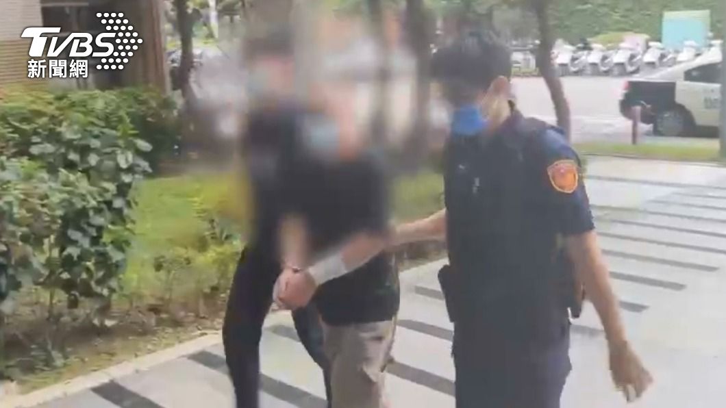犯嫌從醫院治療後被警方帶回派出所。（圖／TVBS）