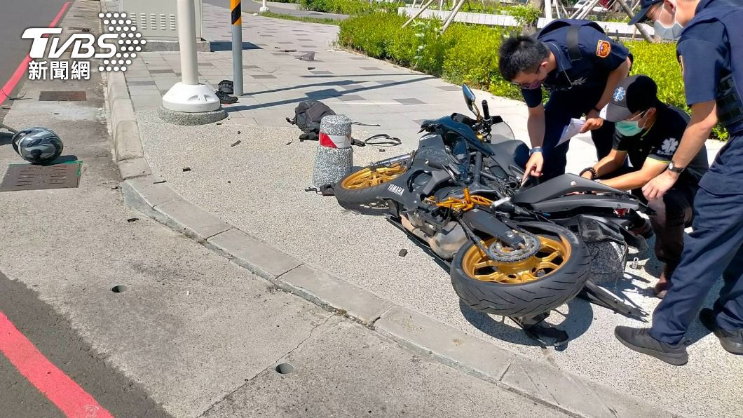 左轉車沒禮讓！黃牌騎士遭撞噴飛　狠撞石柱身亡