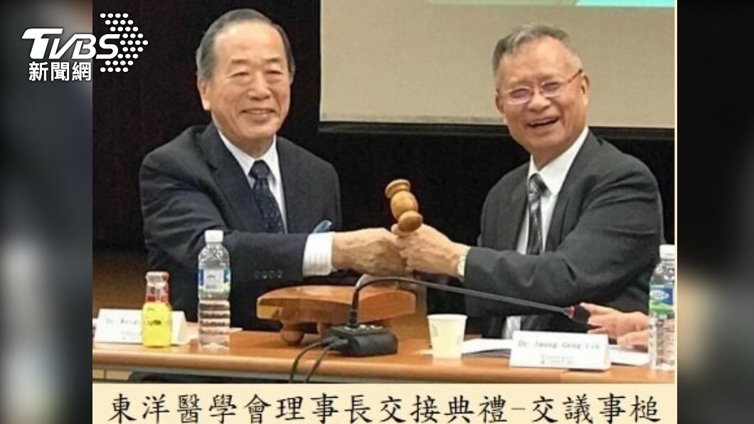 中研院新科院士-林昭庚，在東洋醫學會理事長交接典禮-交議事槌。（圖／TVBS）