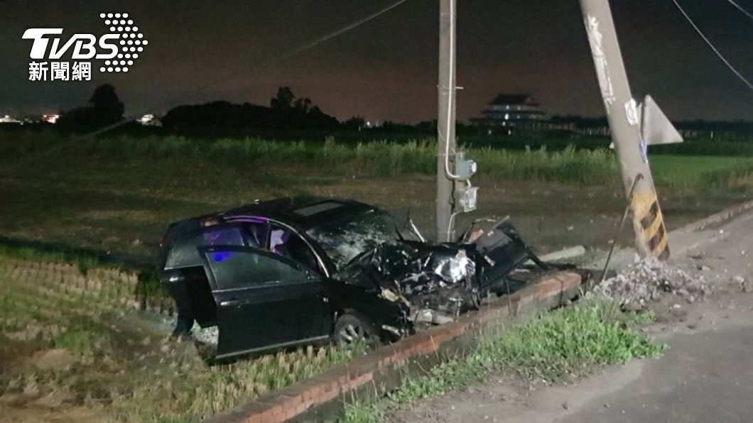 雲林汽車自撞電桿暴衝入田 駕駛「未繫安全帶」慘死