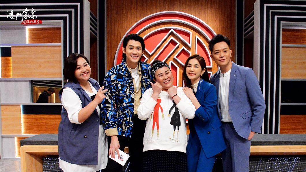鍾欣凌（左起）、李玉璽、林美秀、Ella、索艾克日前錄影。（圖／衛視中文台提供）