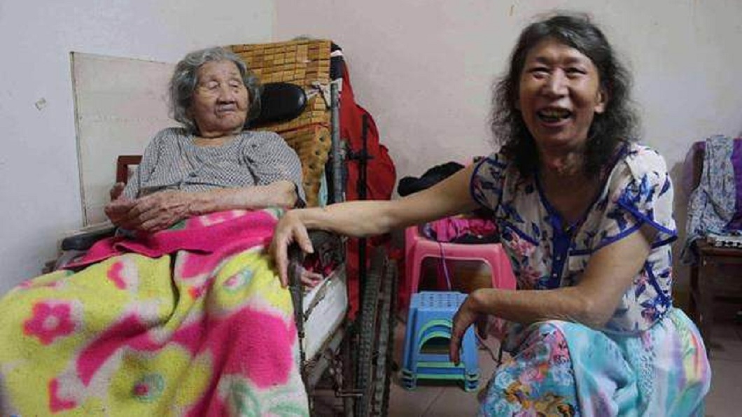 男子透露母親因受不了妹妹癌逝以及他妻子難產母子雙亡的雙重打擊而精神異常。(圖/翻攝自網易新聞)