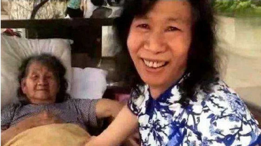 男子說自己扮女裝照顧母親已經21年了。(圖/翻攝自網易新聞)