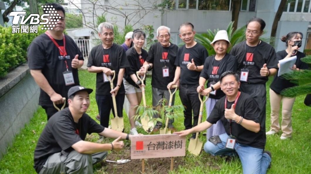 漆藝界代表一起植樹象徵漆樹復育。（圖／中央社）