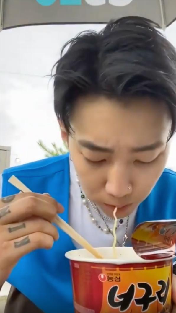 朴載範直播吃泡麵。（圖／翻攝自moresojuplease IG）