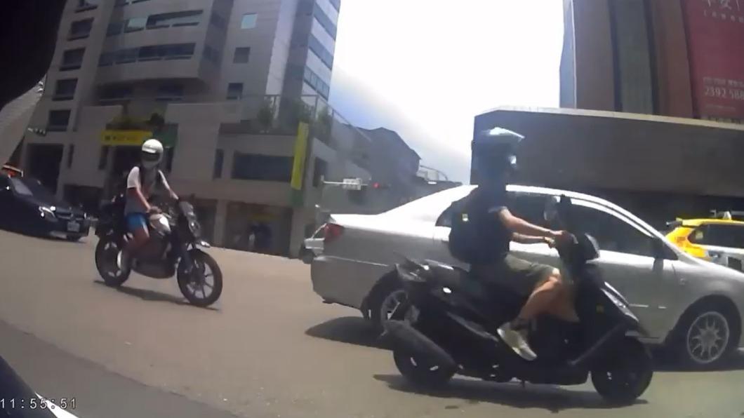 行車紀錄器拍下當時騎士的視線在右側,未注意前車已經停下才釀成追撞。(圖/民眾提供)