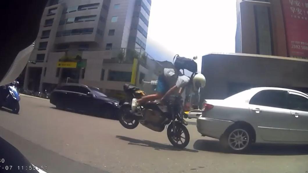 騎士下一秒就撞上小轎車車尾。(圖/民眾提供)