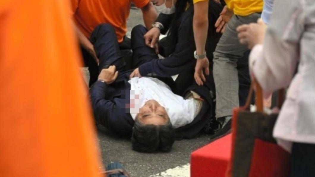 日本前首相安倍晉三中彈倒地。（圖／翻攝自推特）