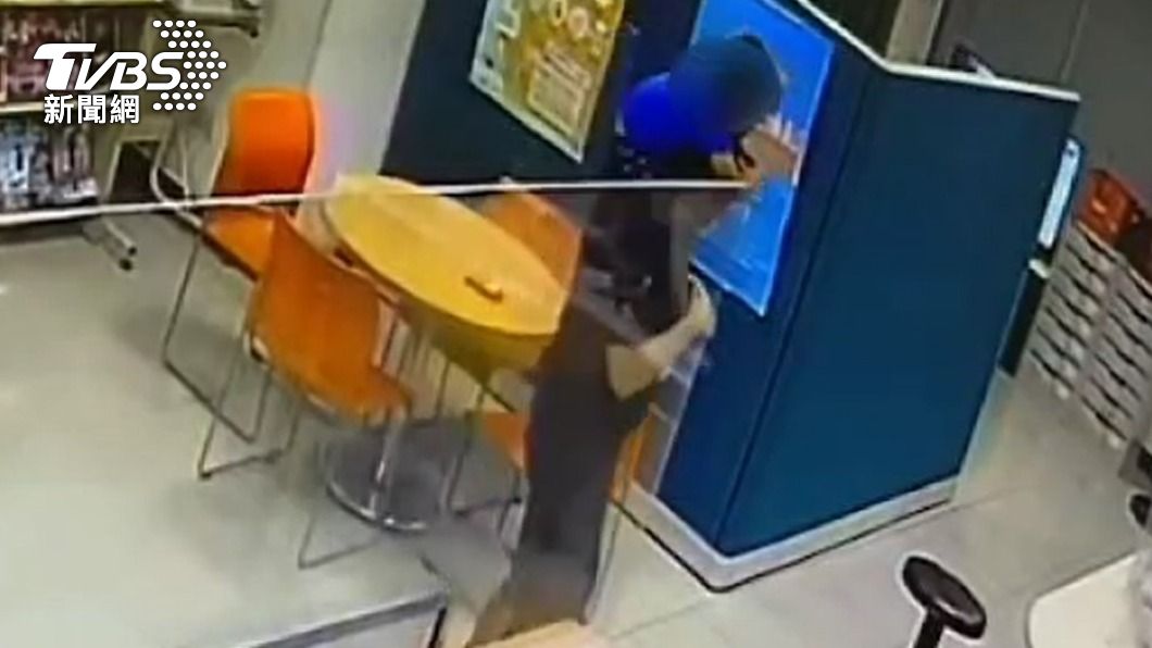 暖!桃園3歲童走失 實習警陪玩「騎馬打仗」幫安撫情緒