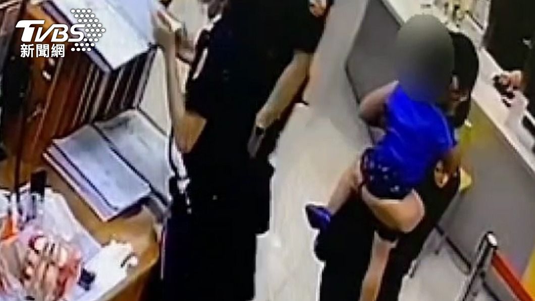 警方抱著陳小弟在派出所內到處逛。(圖/TVBS)