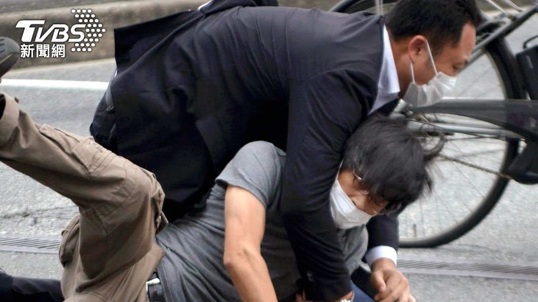 凶嫌遭壓制畫面。(圖/達志影像美聯社)