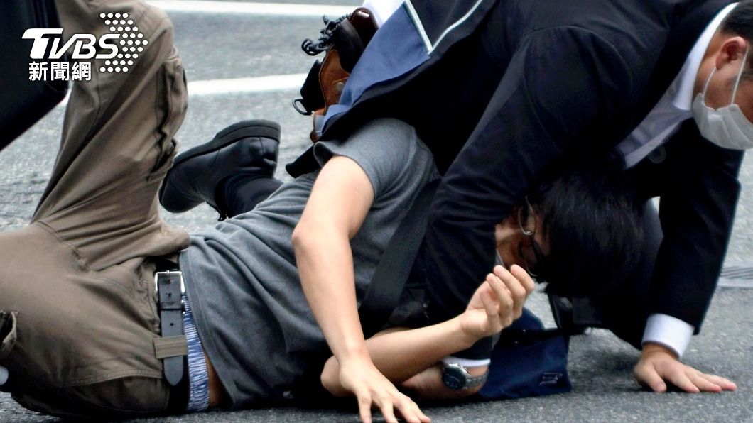 日本前首相安倍晉三中彈現場畫面，一名可疑男子遭壓制。（圖／達志影像美聯社）