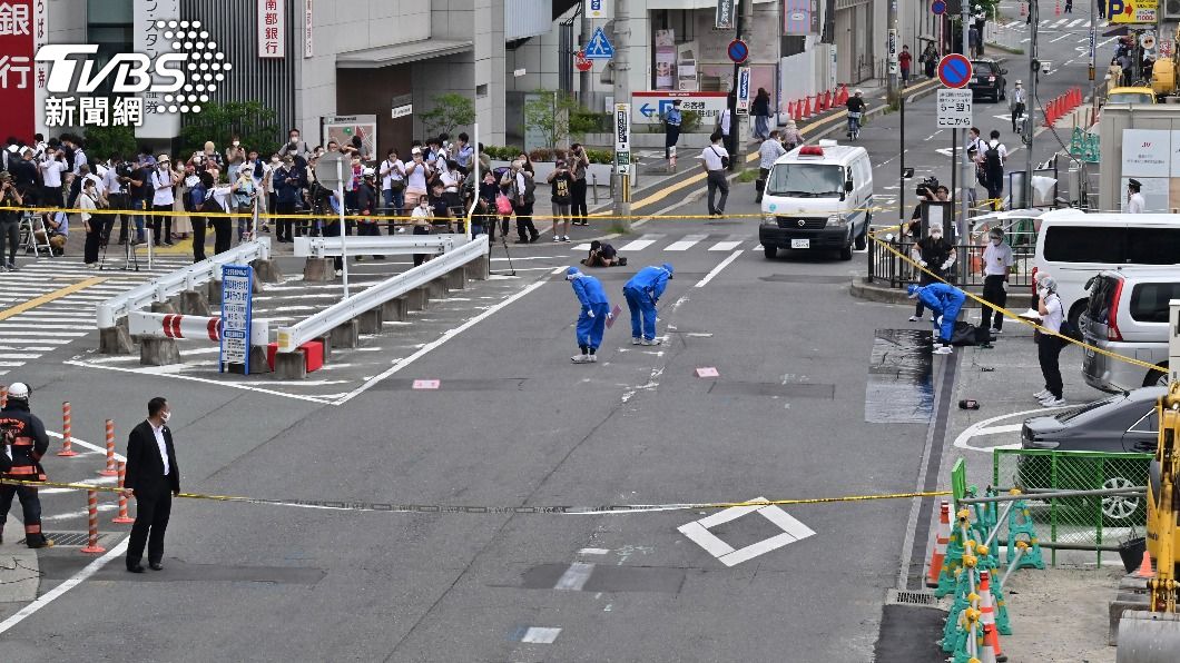 記者聽見2槍聲 日媒:安倍晉三背後中槍心肺停止