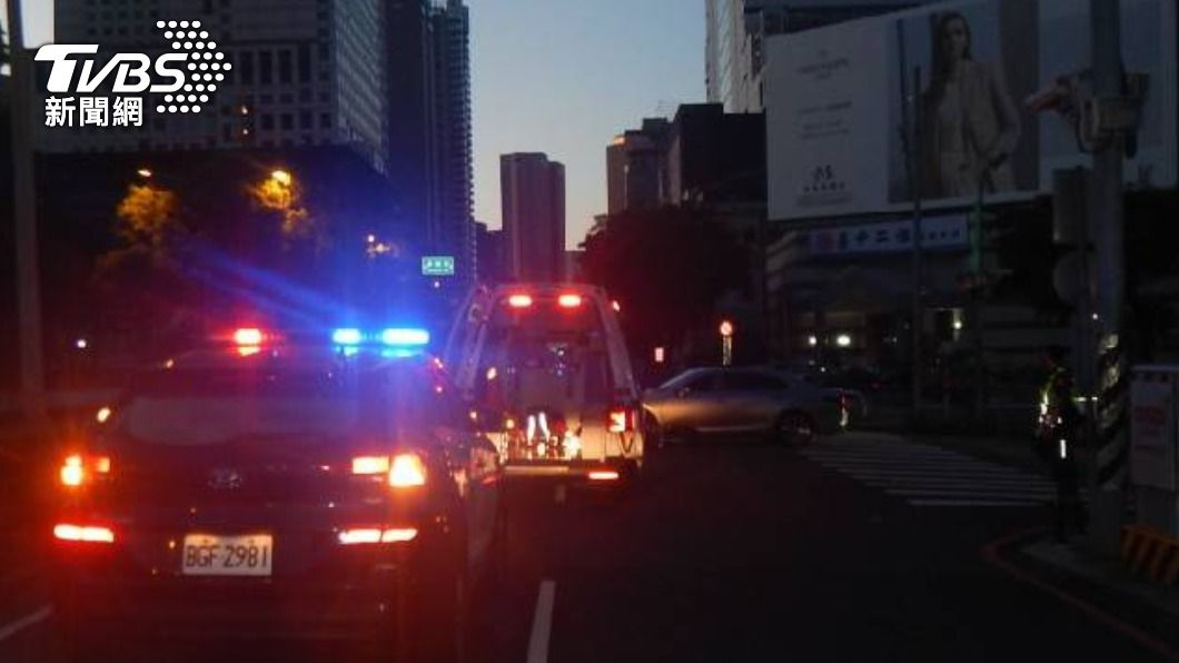 汽車和機車擦撞。(圖/民眾提供)