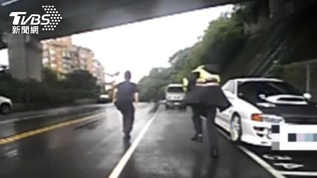 員警上前追捕。(圖/TVBS)