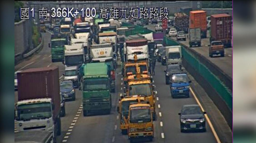 國道一號中山高4貨車追撞。（圖／翻攝自高公局路況）