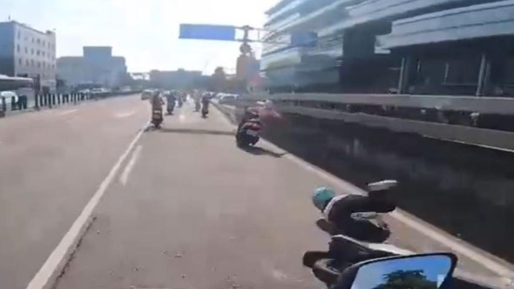 民權大橋「鬼之飄移」!騎士擊落女害臉著地 自撞腦震盪