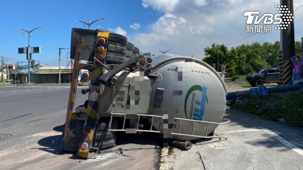 轉彎撞斷路燈！槽車失穩翻路口　駕駛輕傷送醫