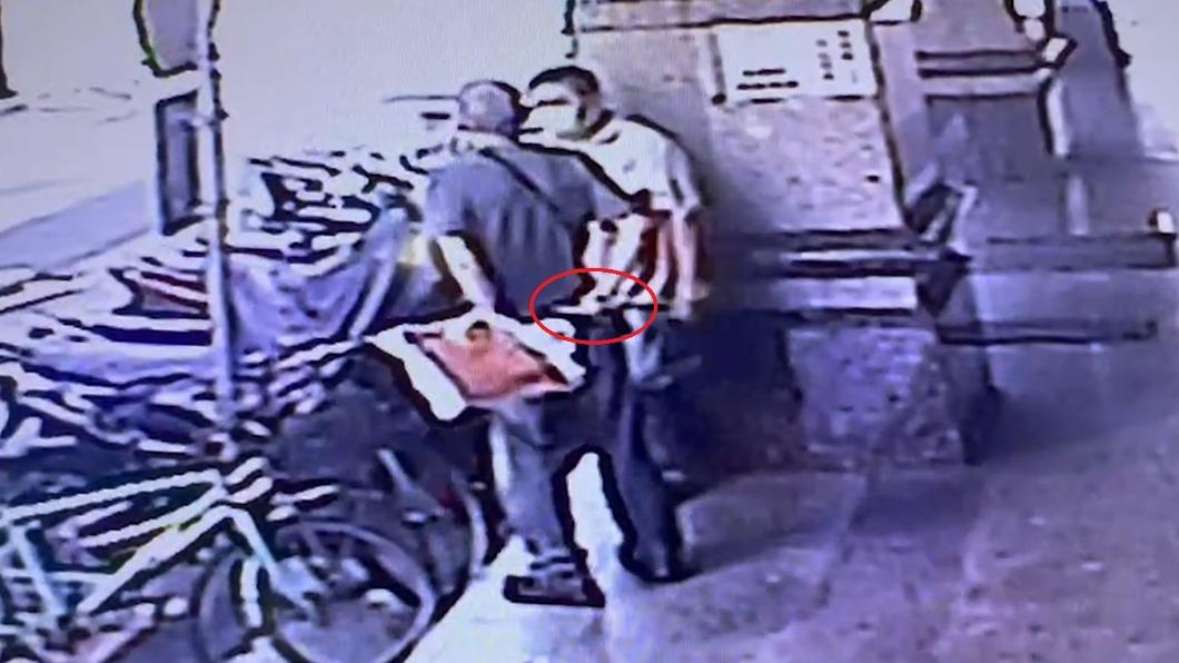 周姓男子找林男談判,卻在背後抽刀準備襲擊。(圖/民眾提供)