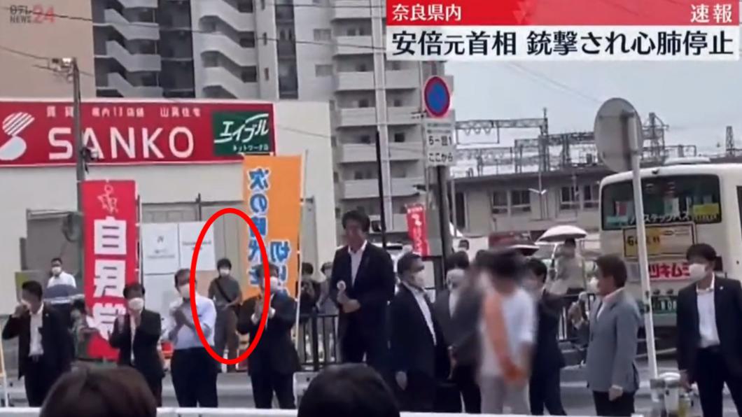 嫌犯假裝聽演講,還跟著一起拍手。(圖/翻攝自推特)