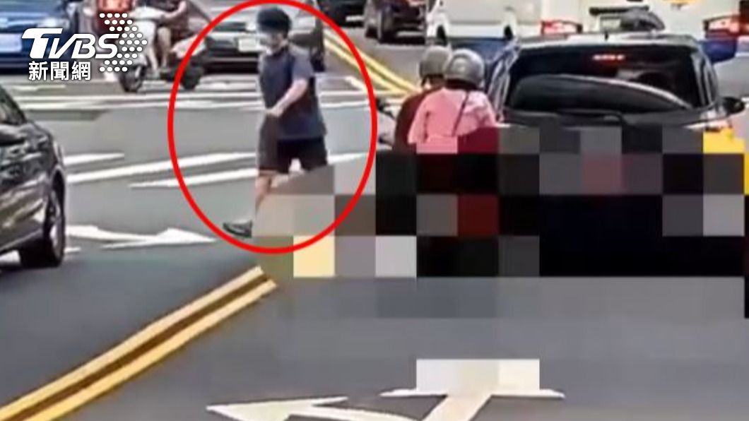 小黃占車道害回堵!騎士提醒運將竟惱羞 後面衝上來踹車
