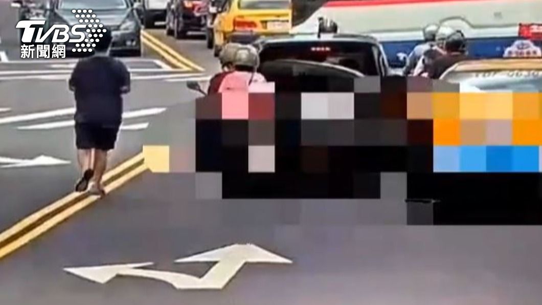 運將不滿被對方提醒,趁著停等紅綠燈踹車。(圖/TVBS)