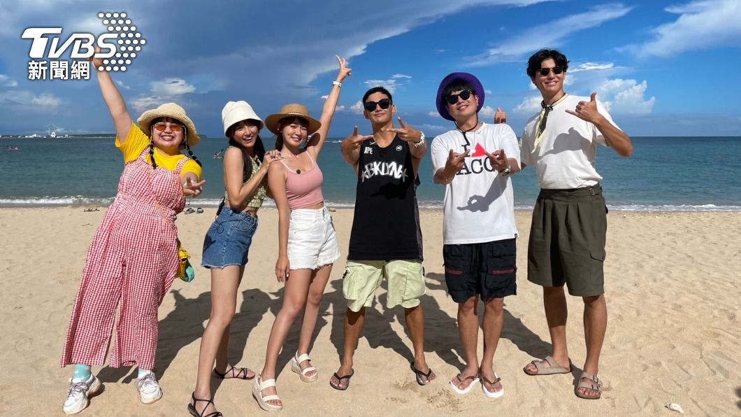 大文(左起)、Dora、林莎、威廉、李易和風田出外景。(圖/TVBS)