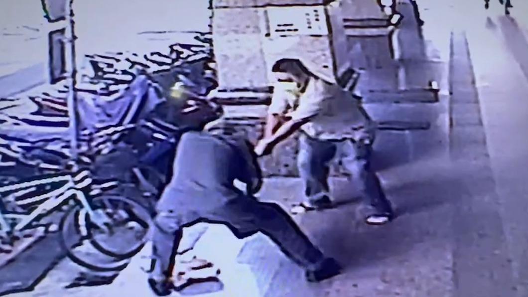 周男（深色）殺妻後又持刀找林姓男子談判，過程中一度拔刀相向。（圖／民眾提供）