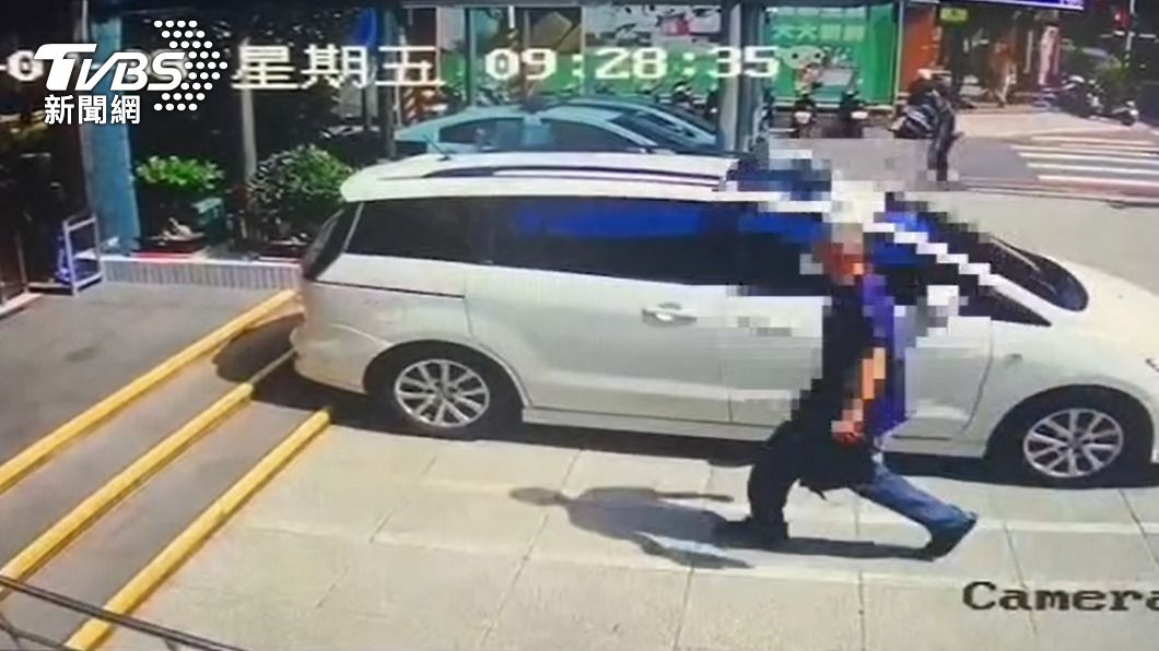 周姓男子殺妻後主動至永和分局投案。（圖／TVBS）