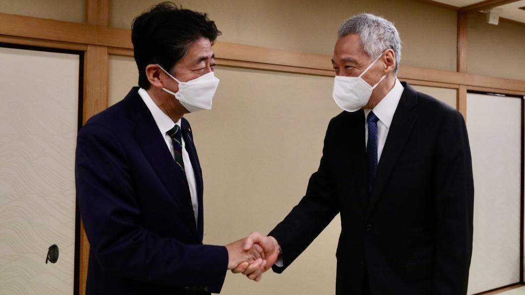 新加坡總理李顯龍也於臉書發文為安倍及其家人祈禱。（圖／翻攝自 李顯龍臉書）