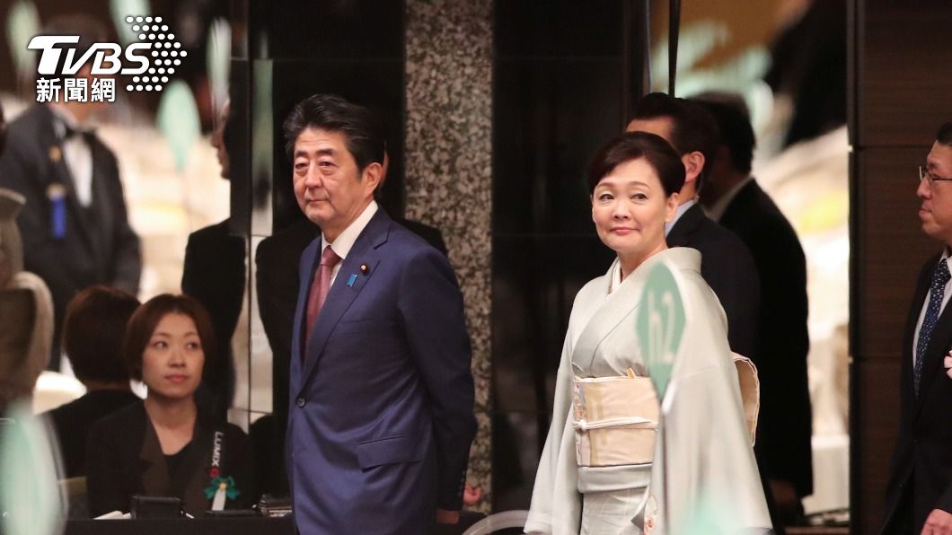 安倍與夫人昭惠。(圖/達志影像路透社)