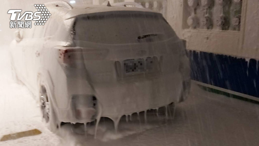 獨/駕駛撞毀消防系統!地下停車場瞬間宛如「冰雪世界」