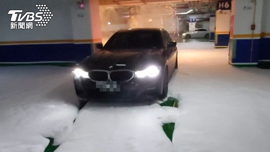 停車場佈滿消防泡沫。(圖/TVBS)