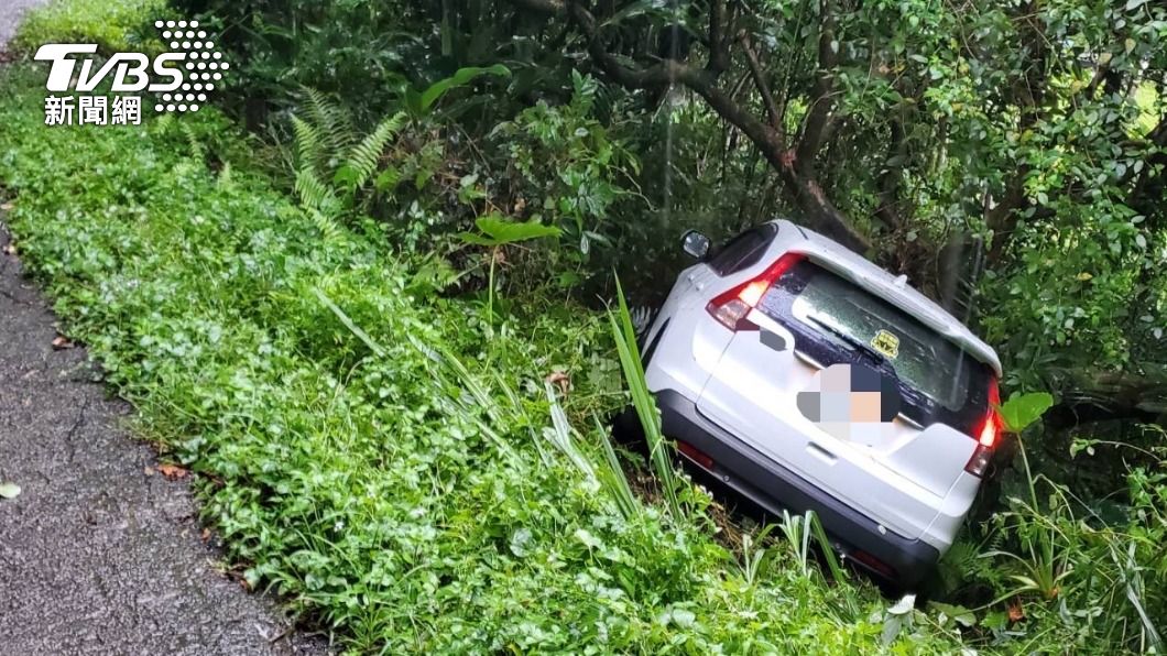 遊客自駕連人帶車「倒栽」落5公尺邊坡 被樹幹卡住保命
