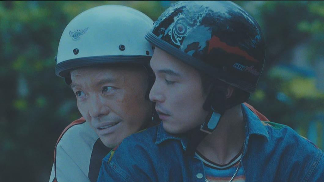 阿山與邱澤在電影《誰先愛上他的》扮演同志情侶。(圖/翻攝自臉書)