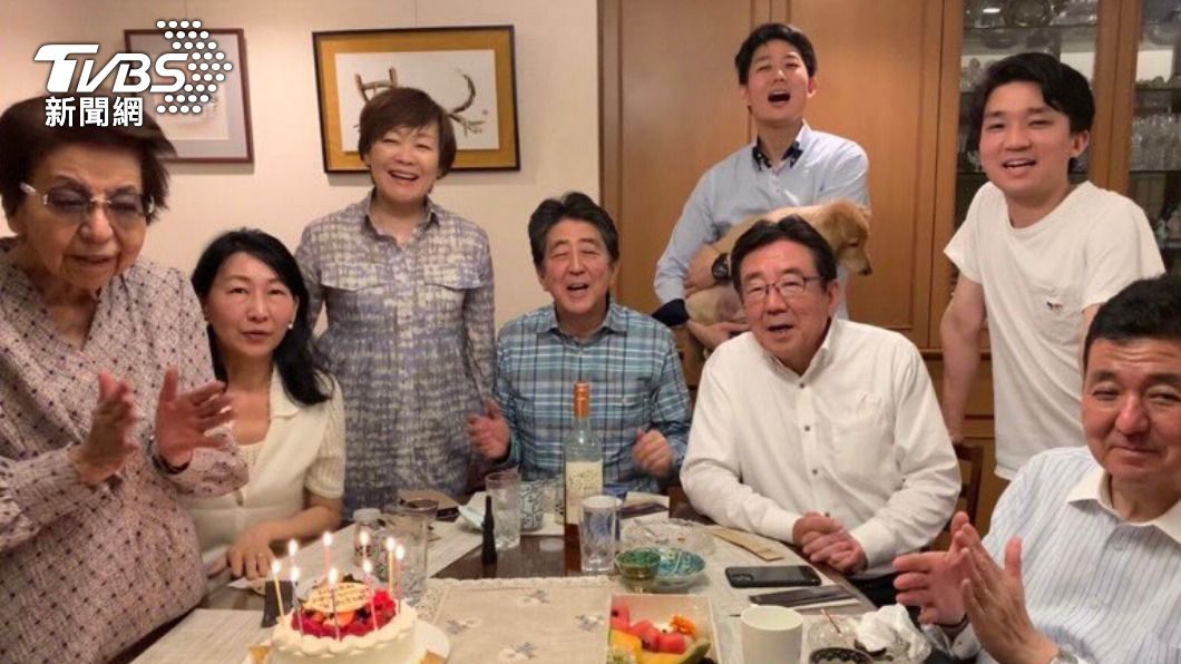 安倍一家人在六月份時才開心慶祝母親洋子（左）的94歲大壽。（圖／翻攝自安倍晉三推特）